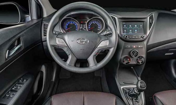 Interior traz bancos de couro com detalhes em vermelho e central Blue Media(foto: Hyundai/Divulgação) Interior traz bancos de couro com detalhes em vermelho e central Blue Media(foto: Hyundai/Divulgação)