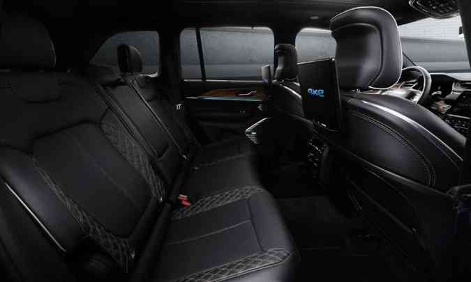 Um dos destaques do modelo é o espaço interno e conforto para os passageiros de trás(foto: Jeep/Divulgação)