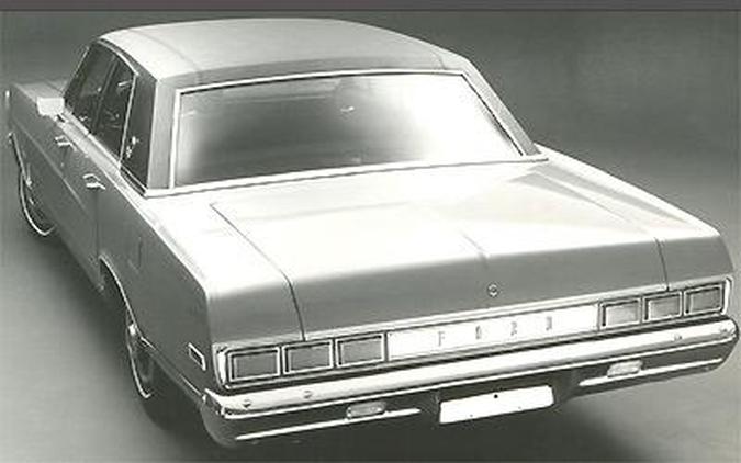 Traseira do LTD 1976 e as novas lanternas, cada uma formada por tr�s ret�ngulos