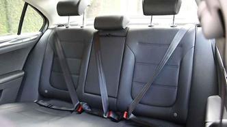 ... e no Jetta, mas o espaço em largura e altura é maior no Peugeot(foto: Marlos Ney Vidal/EM/DA Press) ... e no Jetta, mas o espaço em largura e altura é maior no Peugeot(foto: Marlos Ney Vidal/EM/DA Press)