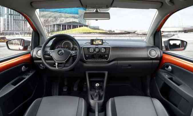 Novo painel e volante mudam o interior do up!(foto: Volkswagen/Divulgao)