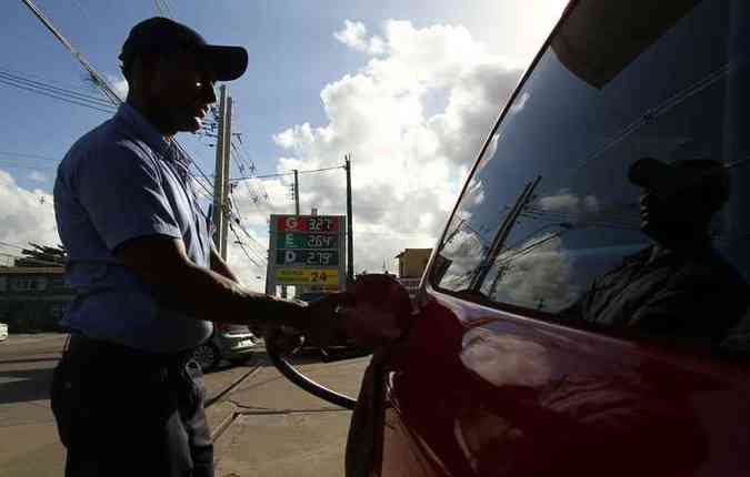Taxas vo subir de R$ 0,3816 para R$ 0,7925 para o litro da gasolina(foto: Peu Ricardo/DP)