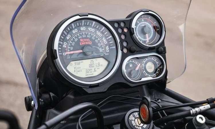 Mário Villaescusa/Royal Enfield/Divulgação O painel conta com bússola para indicar o caminho - Mário Villaescusa/Royal Enfield/Divulgação