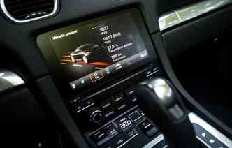 Central multimdia de sete polegadas touch com GPS e Apple Carplay j vem de serie(foto: Porsche / Divulgao)
