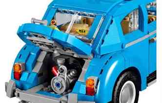 Traseira do carrinho guarda uma rplica em miniatura de um motor de quatro cilindros refrigerado a ar(foto: Lego / Divulgao)