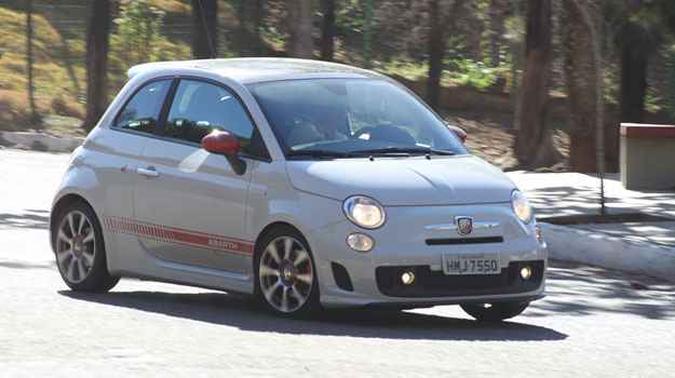 Suspensão endurecida e pneus de perfil baixo deixam carro grudado no chão(foto: Marlos Ney Vidal/EM/DA Press) Suspensão endurecida e pneus de perfil baixo deixam carro grudado no chão(foto: Marlos Ney Vidal/EM/DA Press)