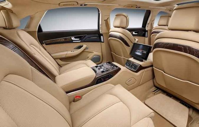 Terceira fileira conta com um console central e sistema de entretenimento(foto: Audi/Divulgação) Terceira fileira conta com um console central e sistema de entretenimento(foto: Audi/Divulgação)