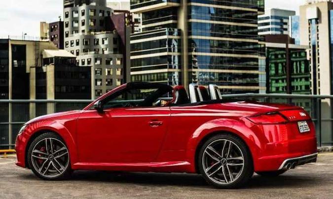 Design exibe rodas de 19 polegadas e retrovisores com acabamento em alumínio(foto: Audi/Divulgação) Design exibe rodas de 19 polegadas e retrovisores com acabamento em alumínio(foto: Audi/Divulgação)