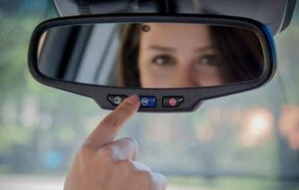 Basta pressionar um botão na base do retrovisor interno e o motorista entra em contato com uma central de atendimento humano que funciona 24 horas por dia(foto: Chevrolet / Divulgação) Basta pressionar um botão na base do retrovisor interno e o motorista entra em contato com uma central de atendimento humano que funciona 24 horas por dia(foto: Chevrolet / Divulgação)