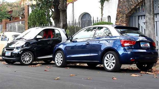 Em alguns locais, a propriet�ria do Smart o estaciona como se fosse uma motocicleta(foto: Marcello Oliveira/EM/D.A PRESS)