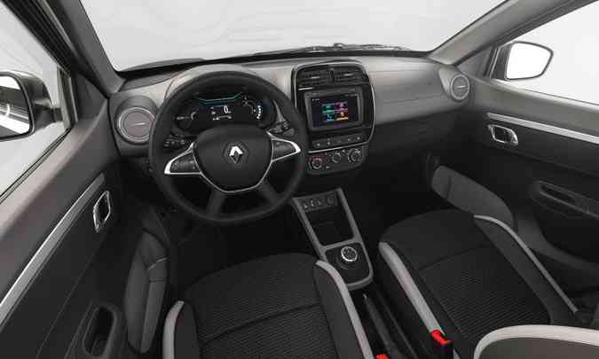 O interior do pequeno elétrico mantém o padrão espartano, com muito plástico duro e multimídia Media Evolution(foto: Renault/Divulgação)