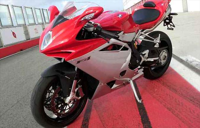 A superesportiva italiana MV Agusta F4 � montada em Manaus
