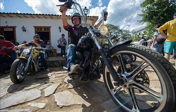 Com o piso irregular, as motos ficam estacionadas e o público é quem desfila(foto: Beni Jr/Bikefest/Divulgação) Com o piso irregular, as motos ficam estacionadas e o público é quem desfila(foto: Beni Jr/Bikefest/Divulgação)