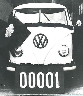 Primeira Kombi montada no Brasil em 1957(foto: Volkswagen/Divulgação) Primeira Kombi montada no Brasil em 1957(foto: Volkswagen/Divulgação)