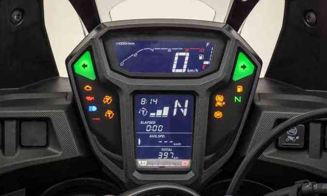 O painel  digital e disposto verticalmente, como nas motos de competio(foto: Caio Mattos/Honda/Divulgao)