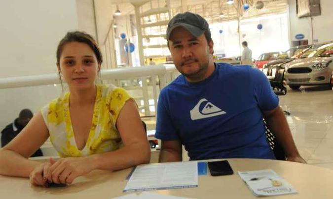 A professora Mariana Fonseca, com o namorado Juliano Vieira, compra Ka, na Forlan Pampulha, depois de comparar com outros modelos(foto: Cristina Horta/EM/D.A Press ) A professora Mariana Fonseca, com o namorado Juliano Vieira, compra Ka, na Forlan Pampulha, depois de comparar com outros modelos(foto: Cristina Horta/EM/D.A Press )