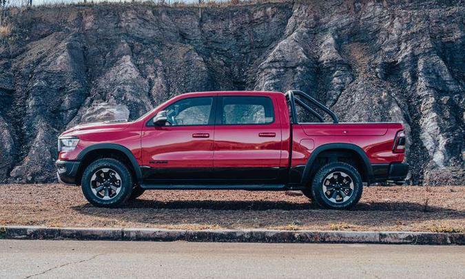 Com dimensões exageradas, a RAM 1500 tem 5,93m de comprimento e 3,67m de distância entre-eixos(foto: Jorge Lopes/EM/D.A Press) Com dimensões exageradas, a RAM 1500 tem 5,93m de comprimento e 3,67m de distância entre-eixos(foto: Jorge Lopes/EM/D.A Press)