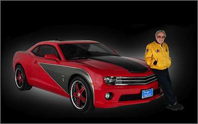 Criador e criatura: George Barris posa orgulhoso ao lado de sua �ltima cria��o