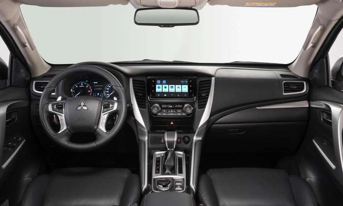 O acabamento interno é de boa qualidade e no console central o motorista tem à mão vários comandos(foto: Mitsubishi/Divulgação) O acabamento interno é de boa qualidade e no console central o motorista tem à mão vários comandos(foto: Mitsubishi/Divulgação)