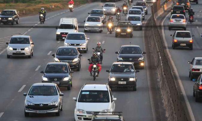 No Anel Rodoviário, em cinco minutos foram flagrados 47 veículos circulando com os faróis apagados(foto: Alexandre Guzanshe/EM/D.A Press) No Anel Rodoviário, em cinco minutos foram flagrados 47 veículos circulando com os faróis apagados(foto: Alexandre Guzanshe/EM/D.A Press)