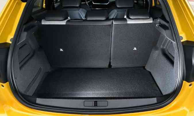 O porta-malas da versão elétrica mantém os mesmos 311 litros do hatch à combustão(foto: Peugeot/Divulgação)