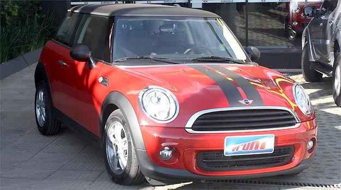 Para diminuir o pre�o, Mini emagreceu a lista de itens do Cooper, mas o desenho � o que mais agrada os clientes da marca(foto: Marcello Oliveira/EM/D.A PRESS)