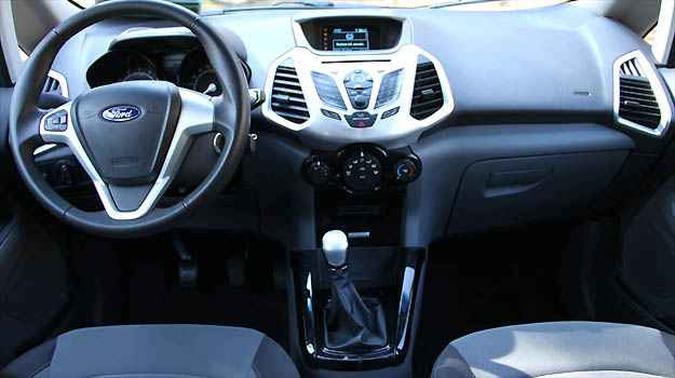Painel moderno no estilo atual da Ford, mas acabamento interno não evoluiu tanto Painel moderno no estilo atual da Ford, mas acabamento interno não evoluiu tanto