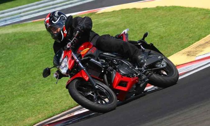 Fácil de pilotar, MT-03 mantém características esportivas, sem sacrificar o conforto (foto: Mario Villaescusa/Yamaha/Divulgação ) Fácil de pilotar, MT-03 mantém características esportivas, sem sacrificar o conforto (foto: Mario Villaescusa/Yamaha/Divulgação )