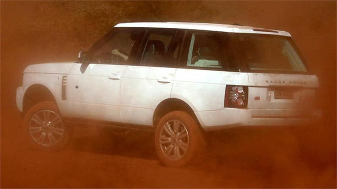 Desenho da traseira com linhas retas é característica marcante da Land Rover Desenho da traseira com linhas retas é característica marcante da Land Rover