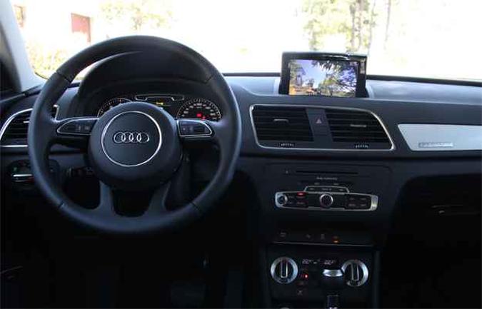 Audi Q3 2.0: O acabamento interno é de bom nível e mistura a cor preta com detalhes em plástico imitando metal(foto: Marlos Ney Vidal/EM/D.A Press) Audi Q3 2.0: O acabamento interno é de bom nível e mistura a cor preta com detalhes em plástico imitando metal(foto: Marlos Ney Vidal/EM/D.A Press)