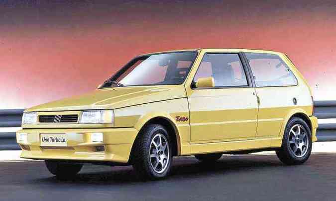 O Fiat Uno foi o primeiro modelo nacional produzido em srie equipado com motor turbo, de 118cv de potncia, lanado em 1994, um sucesso na poca(foto: Fiat/Divulgao)