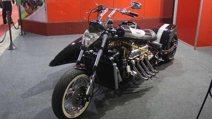 A moto mais potente na terceira edi��o do Motofair � na verdade uma mistura e v�rios modelos de motocicletas e autom�veis(foto: Marcello Oliveira/EM/DA Press)
