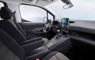 Modelo tem equipamentos incomuns para a categoria, como display head up, bancos e volante (em couro) aquecidos e sensores de manobra e estacionamento. Foto: Opel / Divulgao