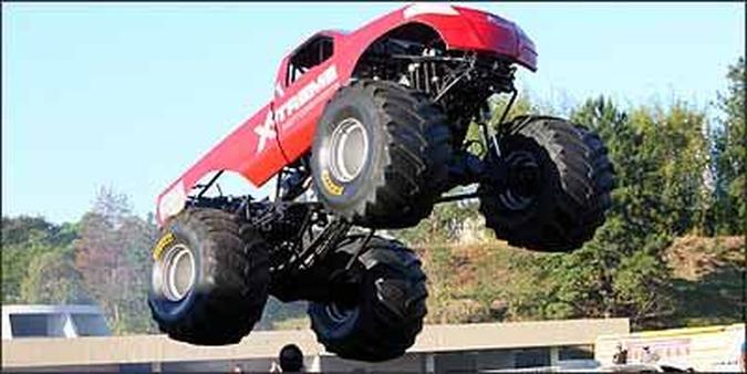 Na categoria Monster Truck, grandes picapes com rodas exageradas fazem manobras ousadas(foto: Fotos: Texto Final/Divulga��o)