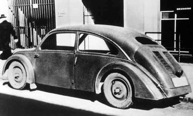 Este Porsche Tipo 32, feito para a NSU,  de 1933 e  considerado um precursor do Fusca; outro prottipo, o Tipo 12, projetado para a Zndapp, tambm  considerado um pr-Fusca, porm faltou dinheiro para essas empresas darem continuidade ao projeto (foto: Volkswagen/Divulgao)