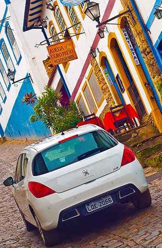 As linhas do 308 ainda s�o atuais e o carro foi ligeiramente reestilizado no ano passado; as lanternas ficam na extremidade da traseira, que � limpa.(foto: Jose Mario Dias e Daniel Zelonka/Divulga��o/Peugeot)