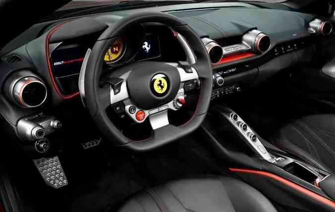 Bancos, volante e painel de instrumentos da nova Ferrari foram redesenhados(foto: Ferrari/Divulgao)