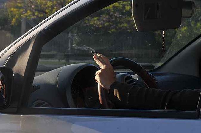 Além de um hábito não saudável, fumar também dá multa?(foto: Marcos Michelin/EM/D.A Press - 10/10/13) Além de um hábito não saudável, fumar também dá multa?(foto: Marcos Michelin/EM/D.A Press - 10/10/13)