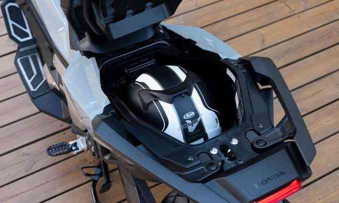 O porta-objetos sob o banco tem capacidade de 22 litros e comporta um capacete fechado(foto: Honda/Divulgação)
