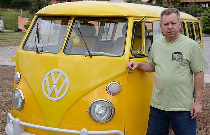 O bancário Geraldo Santos é dono de uma Kombi 1974 personalizada que tem até teto solar(foto: Thiago Ventura/EM/D.A Press) O bancário Geraldo Santos é dono de uma Kombi 1974 personalizada que tem até teto solar(foto: Thiago Ventura/EM/D.A Press)