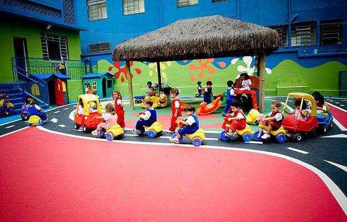Com o uso de triciclos de plástico, a escola infantil Lúcia Casa Santa proporciona aos pequenos alunos os primeiros contatos com as regras e sinalização de trânsito, enquanto os mais velhos têm aulas na rua(foto: Juliana Gonzaga/Lúcia Santa Casa/Divulgação) Com o uso de triciclos de plástico, a escola infantil Lúcia Casa Santa proporciona aos pequenos alunos os primeiros contatos com as regras e sinalização de trânsito, enquanto os mais velhos têm aulas na rua(foto: Juliana Gonzaga/Lúcia Santa Casa/Divulgação)