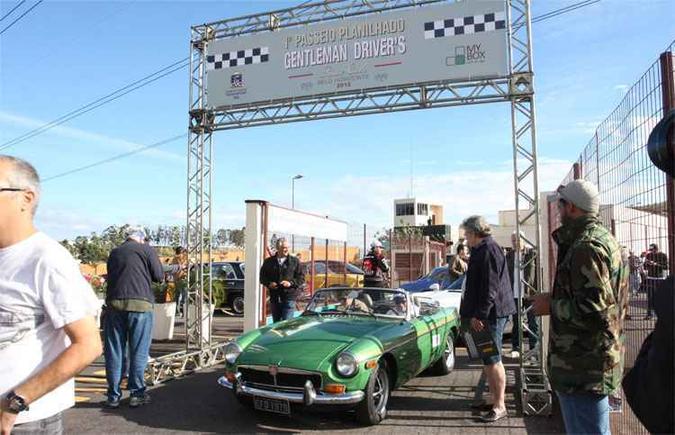 Colecionadores de carros antigos fizeram encontro no Bairro Olhos D'Água, no sábado, para passeio até a cidade de Ouro Branco(foto: Edésio Ferreira / EM / D.A Press) Colecionadores de carros antigos fizeram encontro no Bairro Olhos D'Água, no sábado, para passeio até a cidade de Ouro Branco(foto: Edésio Ferreira / EM / D.A Press)