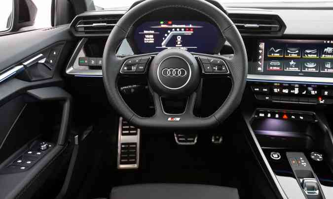 O painel da versão é totalmente digital e no console uma pequena alavanca faz a função do câmbio(foto: Audi/Divulgação)