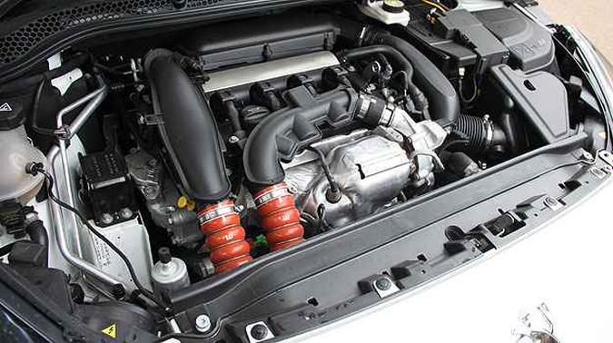 O eficiente motor 1.6 THP foi desenvolvido pela BMW e dá conta do recado(foto: Marlos Ney Vidal/EM/D.A Press) O eficiente motor 1.6 THP foi desenvolvido pela BMW e dá conta do recado(foto: Marlos Ney Vidal/EM/D.A Press)