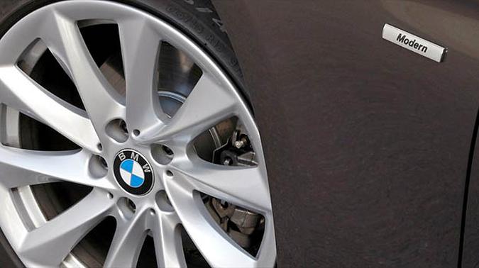 328i de vers�o de acabamento 'Modern' � identificado com um discreto emblema lateral(foto: BMW/Divulga��o)