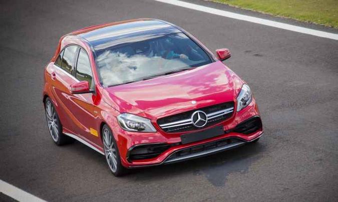 Mercedes-AMG A 45 (R$ 303.900) é o 2.0 mais potente do mundo: 381cv(foto: Malagrine/Mercedes-Benz Divulgação) Mercedes-AMG A 45 (R$ 303.900) é o 2.0 mais potente do mundo: 381cv(foto: Malagrine/Mercedes-Benz Divulgação)