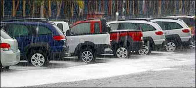 Veculos novos da Fiat foram atingidos pela chuva de granizo que caiu em setembro(foto: Fotos: Ercy Gomes Junior/Arquivo pessoal - 17/9/08)