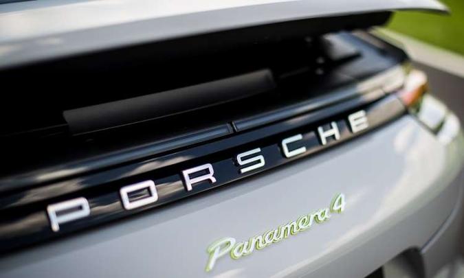 Aerofólio na traseira ajuda a manter o carro agarrado ao chão em velocidades mais altas(foto: Porsche/Divulgação) Aerofólio na traseira ajuda a manter o carro agarrado ao chão em velocidades mais altas(foto: Porsche/Divulgação)