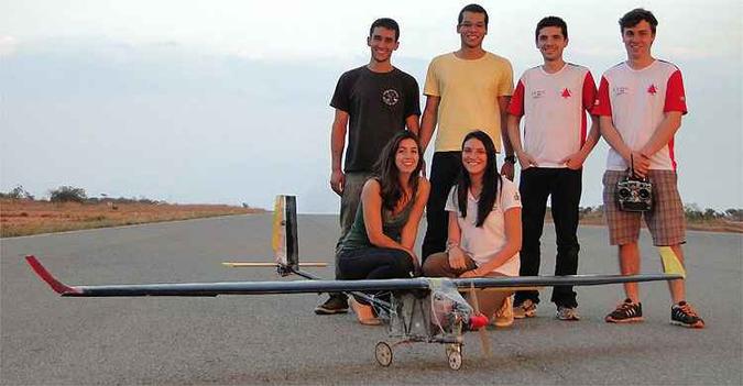 Equipe de alunos de engenharia aeroespacial da UFMG é formada por Lucas Pereira, Lucas Coelho, Guilherme Freitas, Artur Dalmazio, Bárbara Gramiscelli e Laura Tameirão (foto: Equipe Uai, So! Fly!!!/Divulgação) Equipe de alunos de engenharia aeroespacial da UFMG é formada por Lucas Pereira, Lucas Coelho, Guilherme Freitas, Artur Dalmazio, Bárbara Gramiscelli e Laura Tameirão (foto: Equipe Uai, So! Fly!!!/Divulgação)