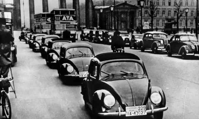 Veículos pré-série foram apresentados em uma espécie de desfile em 1938 (foto: Volkswagen/Divulgação)